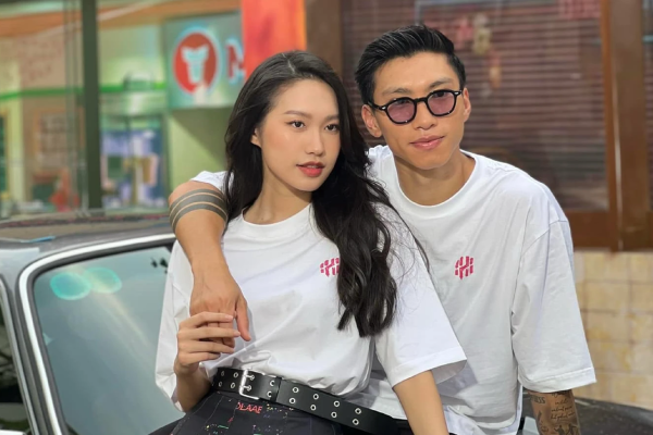 Đoàn Văn Hậu và Doãn Hải My không rời nửa bước khi họp mặt bạn bè, vóc dáng nàng hậu mới đáng chú ý