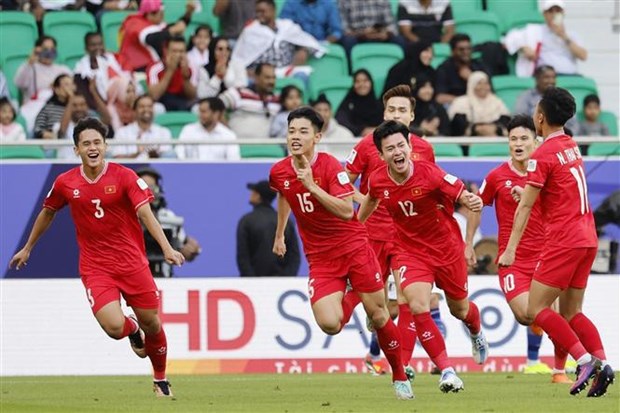 Báo Trung Quốc bất ngờ ca ngợi tuyển Việt Nam, dùng thầy trò HLV Troussier để 'dìm' đội nhà