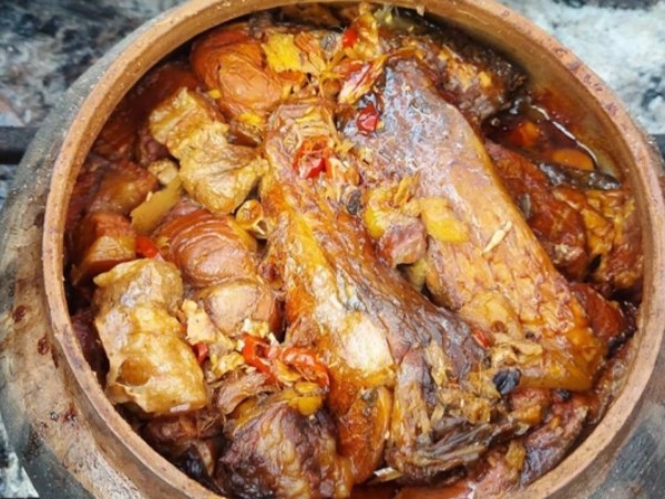 Xôn xao niêu cá kho Vũ Đại 600k dịp Tết: người chê giá cao không tương xứng, người khen 'đắt xắt ra miếng là có thật'