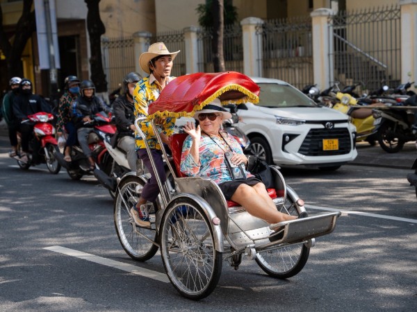 Đội xích lô du lịch 'thời trang' ở Đà Nẵng: Tài xế áo hoa sặc sỡ, biết tiếng Anh