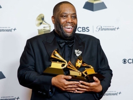 1 sao nam bị cảnh sát bắt giữ khẩn, còng tay áp giải ngay sau khi nhận 3 giải Grammy