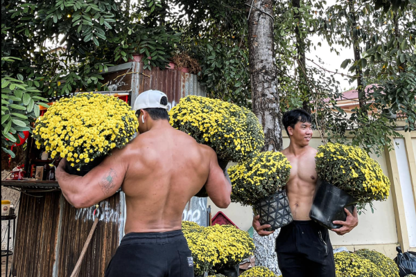 Hé lộ danh tính những chàng trai sáu múi bán cúc mâm xôi, cộng đồng vẫn tranh cãi vì cách gây chú ý