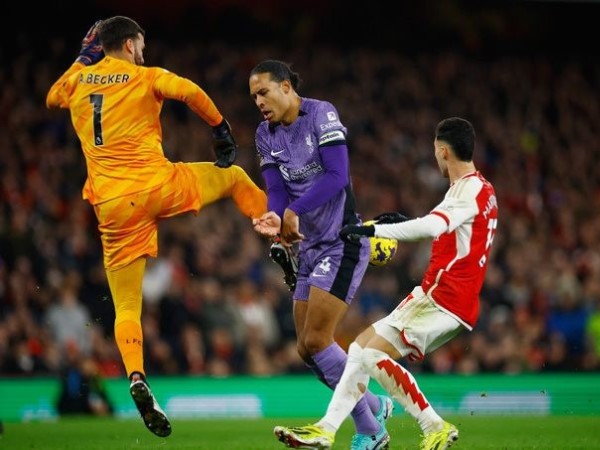 Sai lầm khiến Liverpool thua Arsenal, Man City hưởng lợi