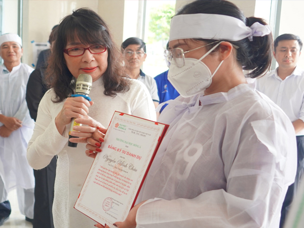 Nam sinh qua đời, hiến xác cho y học, chị thay em trai nhận bằng đại học