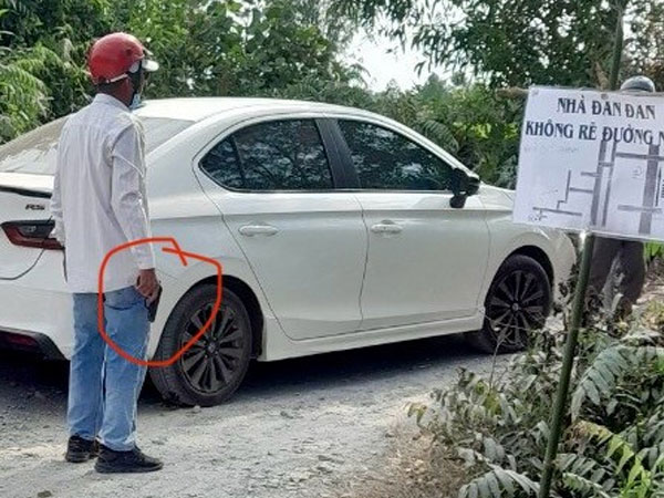 Công an xác minh người cầm vật giống khẩu súng bắn chỉ thiên để 'giải tán đám đông'