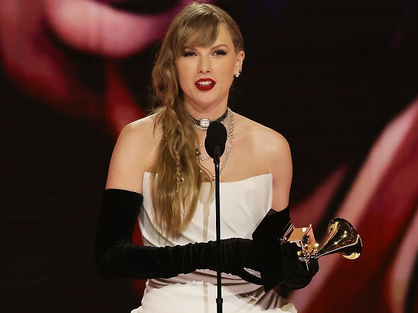 Taylor Swift nói bí mật trên sân khấu Grammy khiến mạng xã hội tê liệt