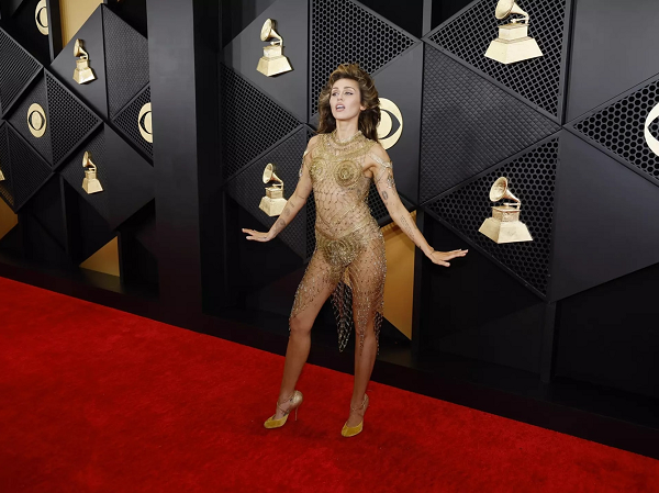 Siêu thảm đỏ Grammy 2024: Miley Cyrus khoe thân táo bạo gây sốc