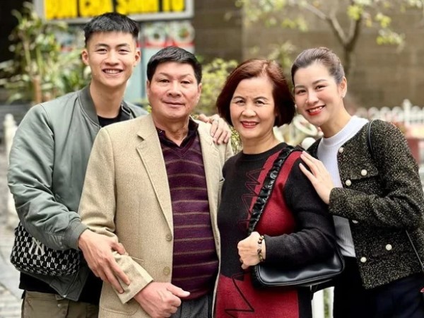 Mỹ nam Chúng Ta Của 8 Năm Sau khoe ảnh gia đình, nhan sắc bố mẹ và chị gái ruột gây sốt