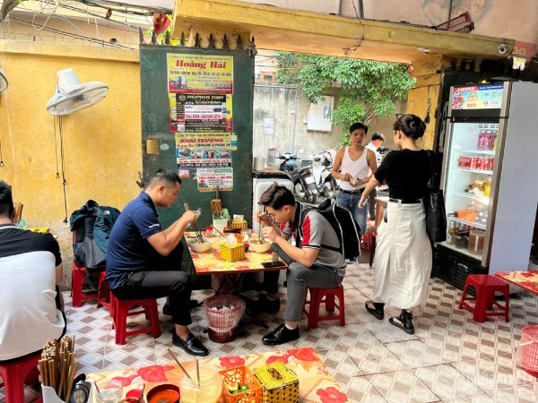 Quán bún cá Thái Bình ngày bán 1000 bát, nằm sâu trong ngõ nhỏ khách vẫn tìm ăn
