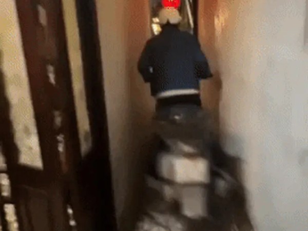 Du khách ngỡ ngàng lần đầu trải nghiệm cà phê phố cổ: quán mặt tiền mà như trong ngõ, khách "khom lưng cúi người" đi xuyên qua nhà dân