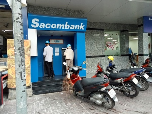 Khung cảnh trái ngược tại các trụ ATM ngày cận Tết