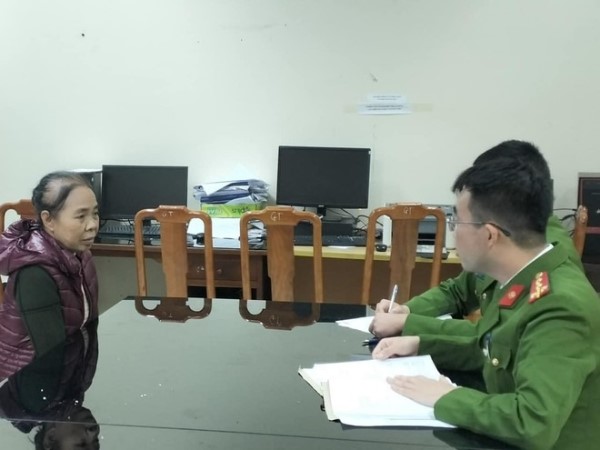 Đối tượng trốn truy nã 20 năm ra đầu thú bật khóc khi được cho tại ngoại ăn Tết với gia đình