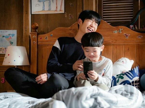 Chồng cũ tới đưa tiền cấp dưỡng nuôi con, mời anh ở lại ăn cơm, thấy cảnh trong bếp tôi bật khóc