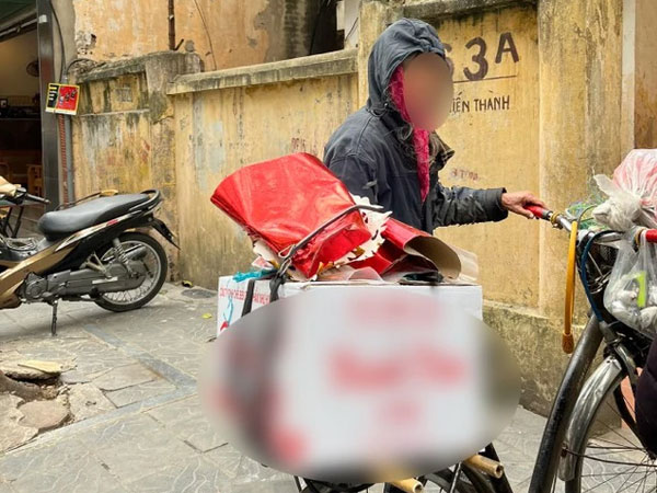 Thông tin mới vụ cụ bà nhặt rác ở biệt thự, tiết lộ lý do không bán nhà dù được trả hơn 10 tỷ đồng
