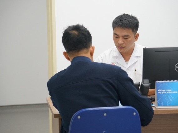 Người đàn ông ở Hà Nội 'gãy súng' vì vừa muốn vui cùng anh em, vừa muốn đền bù cho vợ