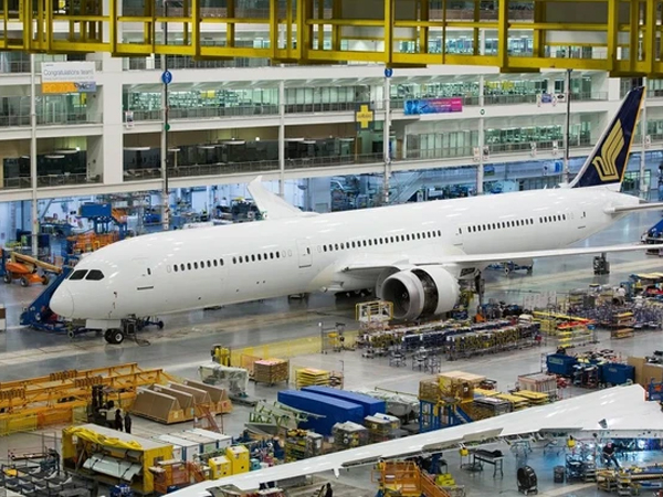 Nguồn cơn cho sự cẩu thả của Boeing: Máy bay thiếu bu lông; bên trong đầy rác và chai rượu rỗng vẫn giao cho khách hàng chính phủ