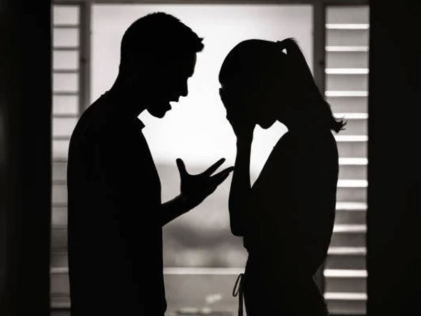 Nhạc sĩ Vbiz nổi tiếng bị tố ngoại tình, còn hợp lực cùng gia đình thay ổ khóa không cho vợ vào nhà