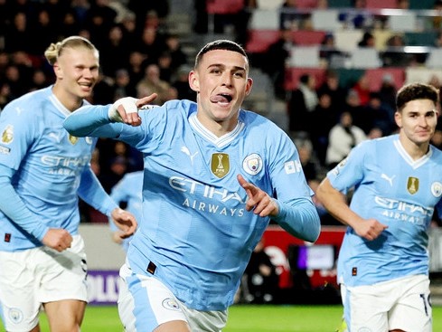 Phil Foden lập hat-trick, Man City ngược dòng thắng Brentford