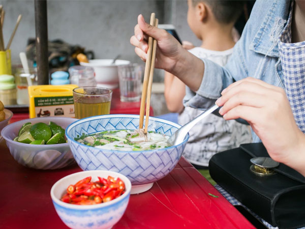 Tố quán phở Hà Nội lên mạng, khách bị con gái chủ quán 'mắng té tát'