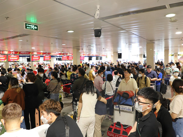 Chuyến bay delay, đường về nhà ăn Tết thêm vất vả
