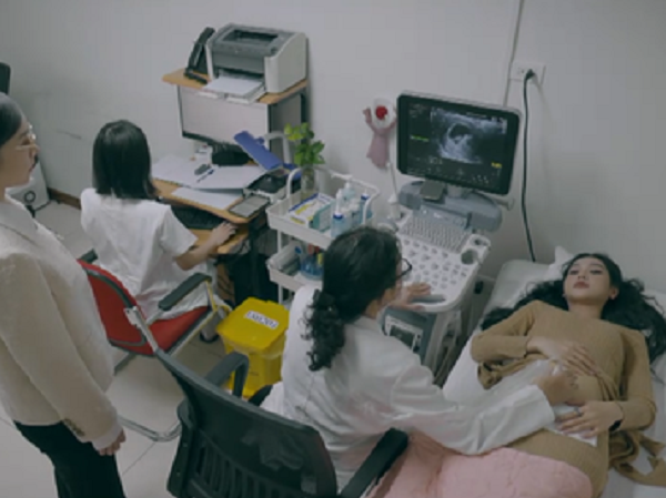 Chúng Ta Của 8 Năm Sau tập 40: Quá sốc với cảnh chính thất đưa tiểu tam đi khám thai, khán giả phẫn nộ đòi bỏ xem