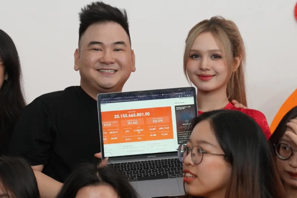Vừa bỏ 'Bơ bán bò' sang bán hàng livestream, vợ chồng Xoài Non đạt doanh thu khủng