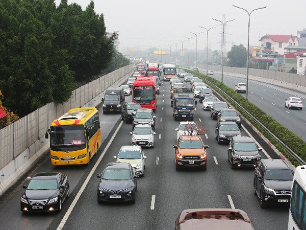 Sáng 28 Tết, dòng ô tô xếp hàng hơn 2km để vào cao tốc Pháp Vân - Cầu Giẽ