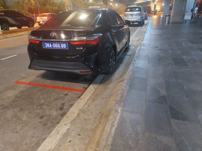 Xe công của Hội Phụ nữ Hà Tĩnh, dùng đèn, còi ưu tiên để đón người nhà lãnh đạo
