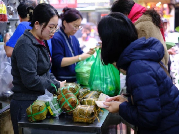 29 Tết, người Hà Nội xếp hàng dài mua bánh chưng, giò chả trên phố Hàng Bông
