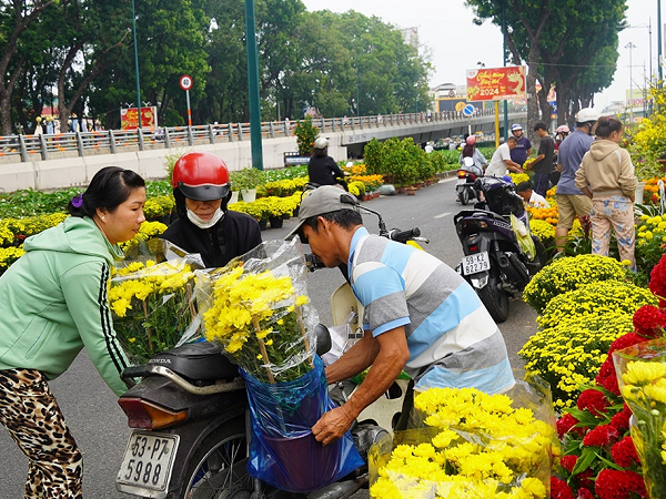 Hoa Tết ở TP.HCM bắt đầu giảm giá, vẫn vắng khách mua