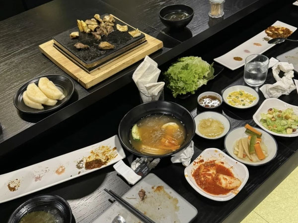Đi ăn buffet ngày giáp Tết, khách tố bị nhân viên 'rắc muối đuổi vía': Chủ quán lên tiếng dỗi ngược rồi đòi thanh lý quán 'cho chị vừa lòng'!