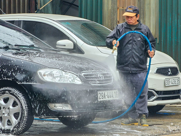 Rửa xe 29 Tết tăng giá chóng mặt, khách ngậm ngùi chi tiền dù rửa bẩn