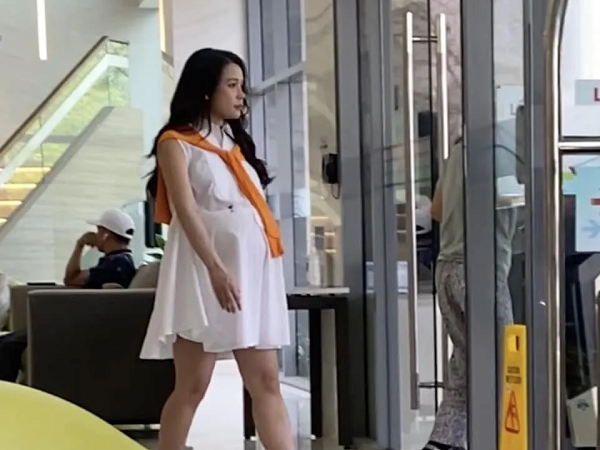 Sam bị netizen 'tóm gọn' ở bệnh viện, sắc vóc mẹ bầu qua camera thường gây bất ngờ