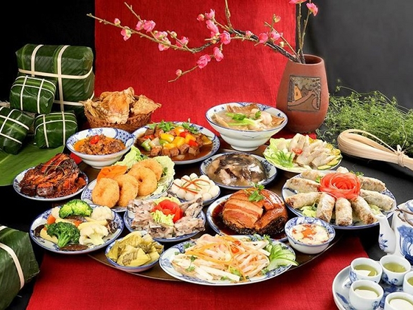 Một mình nấu mâm cơm Giao Thừa cho cả nhà chồng 14 người, nàng dâu có màn xử lý đỉnh như phim