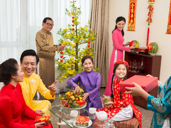 Tục xông đất đầu năm của người Việt và những tuổi xông nhà đẹp nhất năm Giáp Thìn 2024