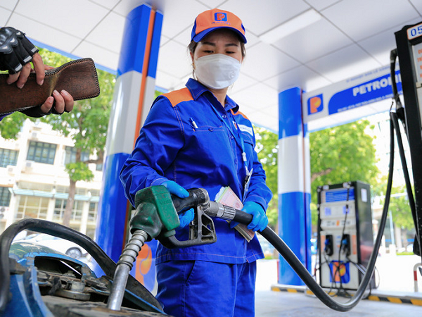 Giá xăng giảm mạnh trước Tết, RON 95 về mốc 23.000 đồng/lít