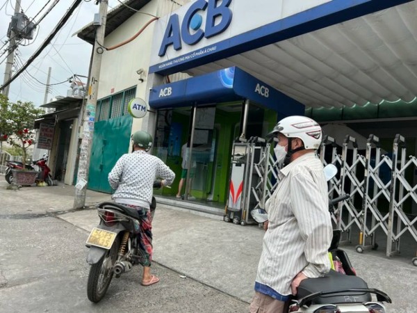 Tưởng cây ATM quá tải ngày Tết hóa ra ế chỏng chơ