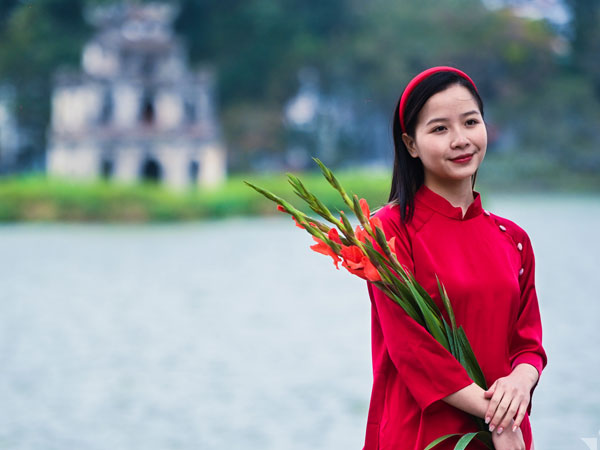 Người Thủ đô xúng xính xuống phố du xuân, tận hưởng Hà Nội yên bình ngày 30 Tết