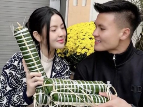 Hé lộ khoảnh khắc sum vầy của Chu Thanh Huyền với gia đình Quang Hải: Cùng gói bánh chưng, có mẹ chồng vẫn tình tứ thế này đây