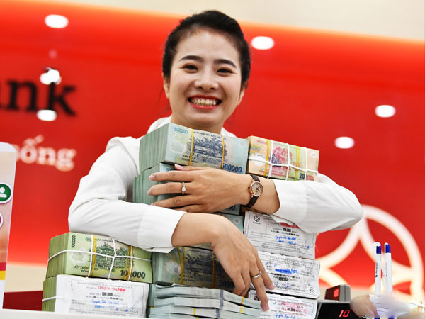 Thưởng Tết ngân hàng: Người nhận trăm triệu, người 'nín thở chờ ting ting'