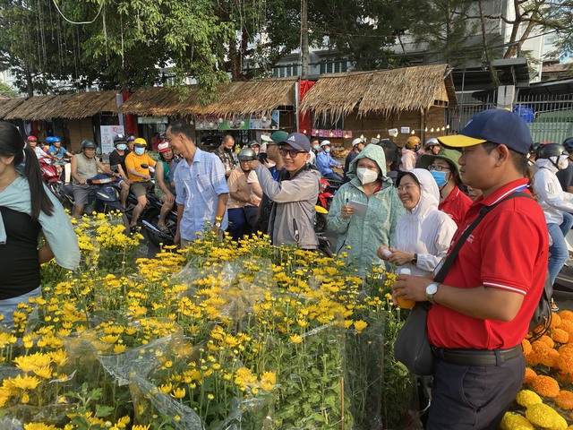 Tránh cảnh đập bỏ hoa, TP HCM mua hơn 9.000 chậu hoa Tết của tiểu thương