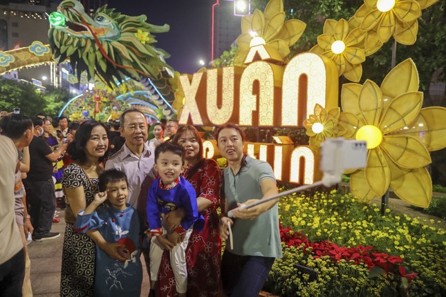 'Xí chỗ' trước 4 tiếng để chờ màn pháo hoa giao thừa Xuân Giáp Thìn
