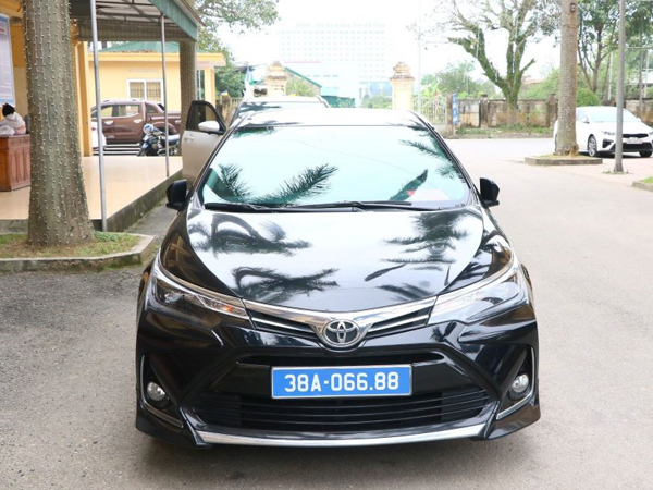 Xử phạt tài xế xe biển xanh bật đèn ưu tiên, đón người nhà lãnh đạo ở sân bay