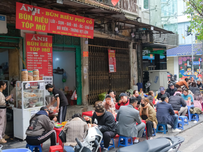 Hà Nội mùng 1 Tết: Dân tình tấp nập đi ăn bún riêu, bún ốc, khách Tây cũng tưng bừng hưởng ứng Tết Thủ đô
