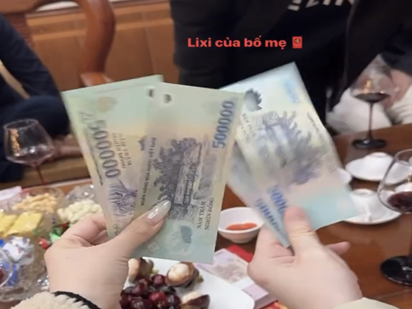 Chu Thanh Huyền năm đầu ăn tết nhà chồng, khoe được bố mẹ Quang Hải lì xì đầu năm