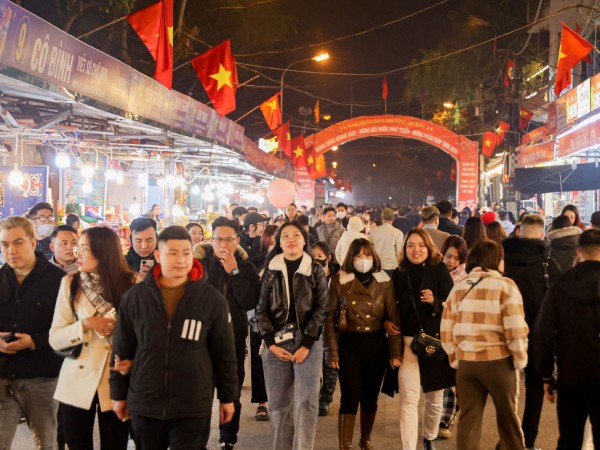 Người Hà Nội chen chân đi lễ sau giao thừa