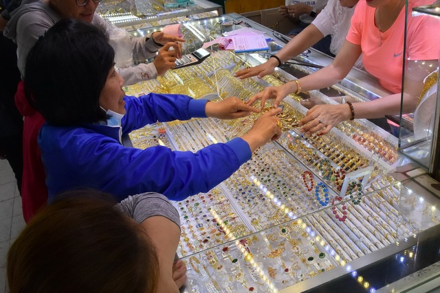 Giá vàng hôm nay, 10-2: Vàng thế giới giảm mạnh