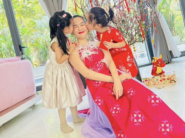 Ngọc Trinh đăng ảnh ăn Tết cùng gia đình sau khi được trả tự do, thần sắc ngày đầu năm gây chú ý