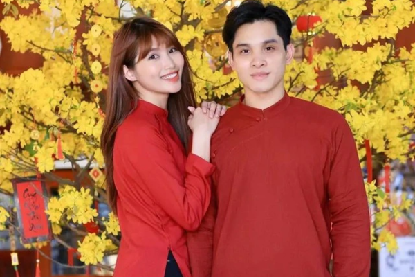 Á hậu Quỳnh Châu công khai khoảnh khắc 'khoá môi' bạn trai doanh nhân ngay đầu năm mới