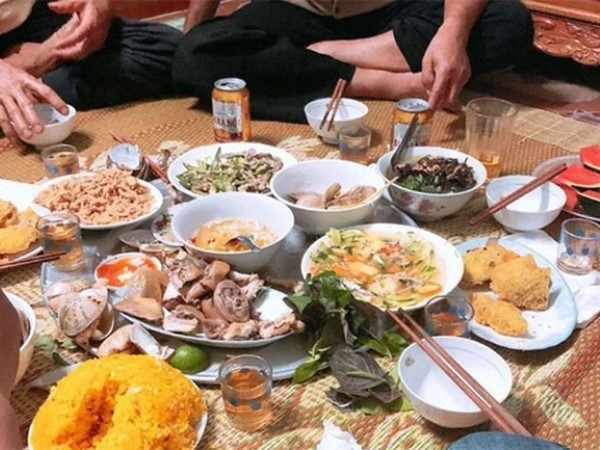 Mùng 2 Tết đến nhà người yêu ra mắt, cô gái 'chạy mất dép' sau màn chào mừng đầy vô lý
